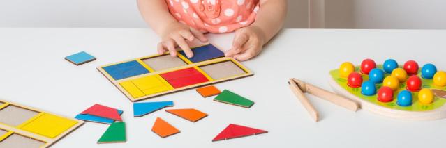 Los bebés pequeños juegan a juegos que favorecen el desarrollo de la motricidad fina y el pensamiento espacial.