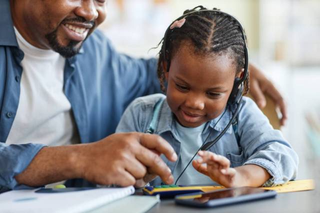 Un père et son enfant apprennent à compter ensemble