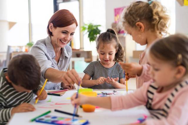 Groupe de petits enfants de l'école maternelle avec l'enseignant à l'intérieur de la salle de classe