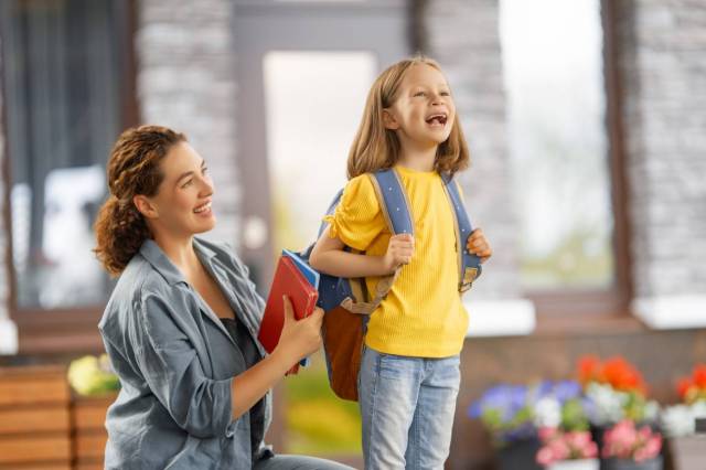 Parents et enfants se rendent à l'école en toute confiance