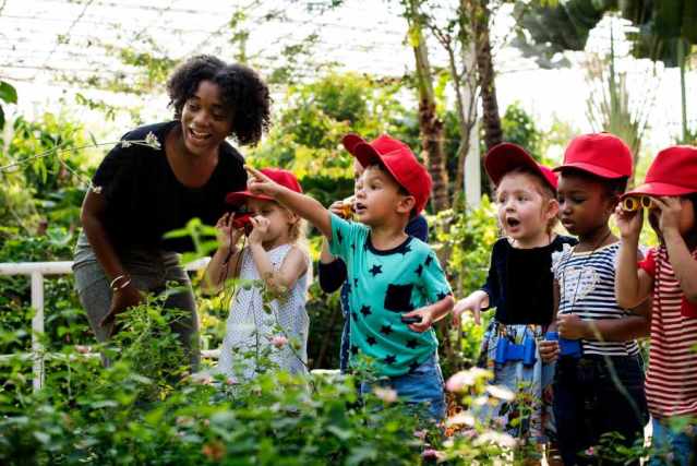 L'enseignant crée un environnement propice à l'apprentissage afin d'améliorer la capacité d'apprentissage des élèves.