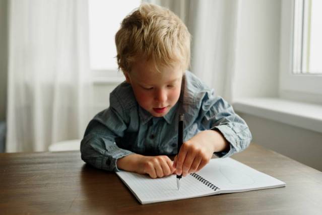 Écriture d'un enfant gaucher dans un cahier