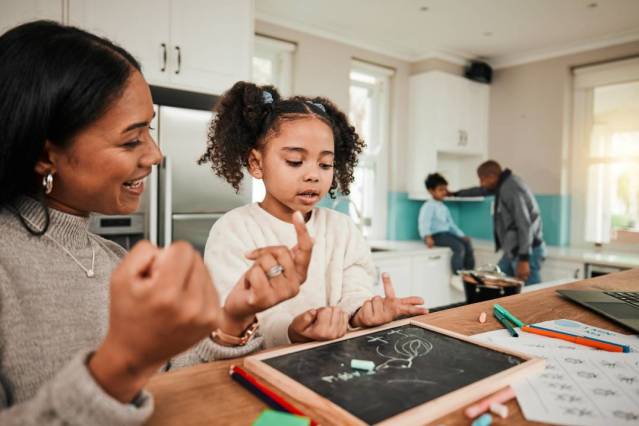 Aprender matemática com a ajuda da mãe a contar