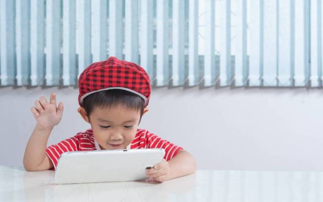 visual schedule in communication devices after low tech for people with autism