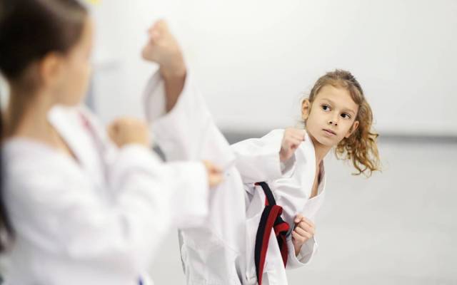 incentivem as crianças a praticar exercício físico regularmente e a jogar ténis, para reduzirem o tempo que passam em frente ao ecrã