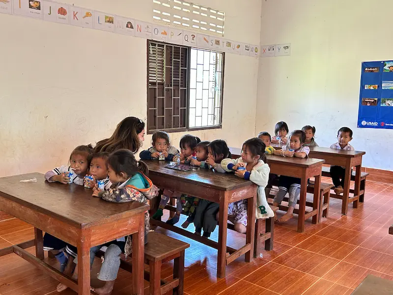 Niños pequeños en un aula rural del sudeste asiático participan en el aprendizaje de las bases cognitivas de Magrid