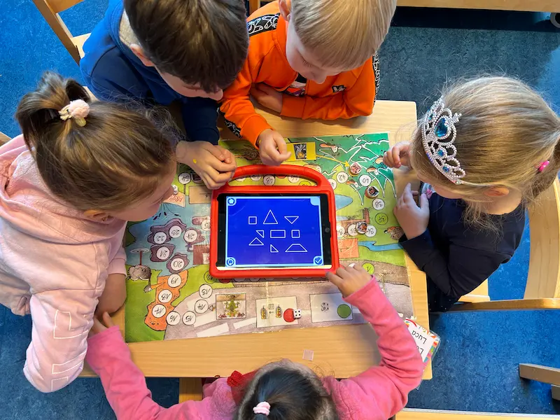 En Europe, des enfants présentant des besoins éducatifs variés participent ensemble à l'activité « Formes cognitives visuelles » de Magrid sur une tablette.