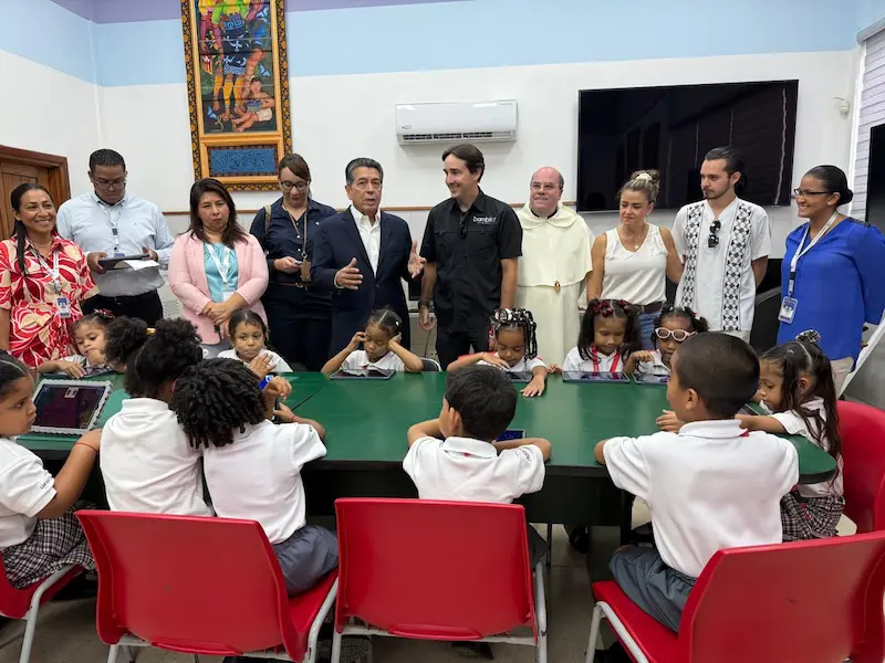 Representantes de instituições a observar crianças a utilizar o método de base cognitiva da Magrid em tablets na América Latina