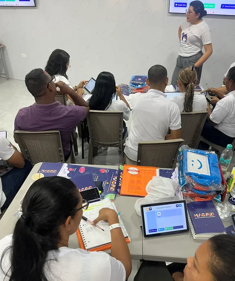 Sesión práctica de formación inicial sobre Magrid para profesores y educadores, con tabletas y materiales, en Latinoamérica