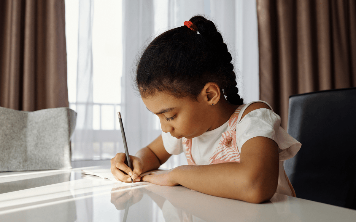 Le fait qu'un enfant confonde des mots qui se prononcent et s'écrivent de manière similaire lorsqu'il lit est un signe courant de dyslexie
